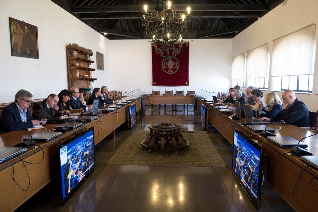 Foto de una reunión del consejo social