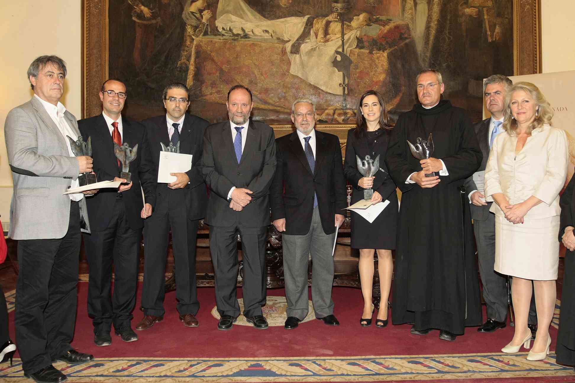 Imagen de premiados y organizadores de los premios COnsejo Social 2011