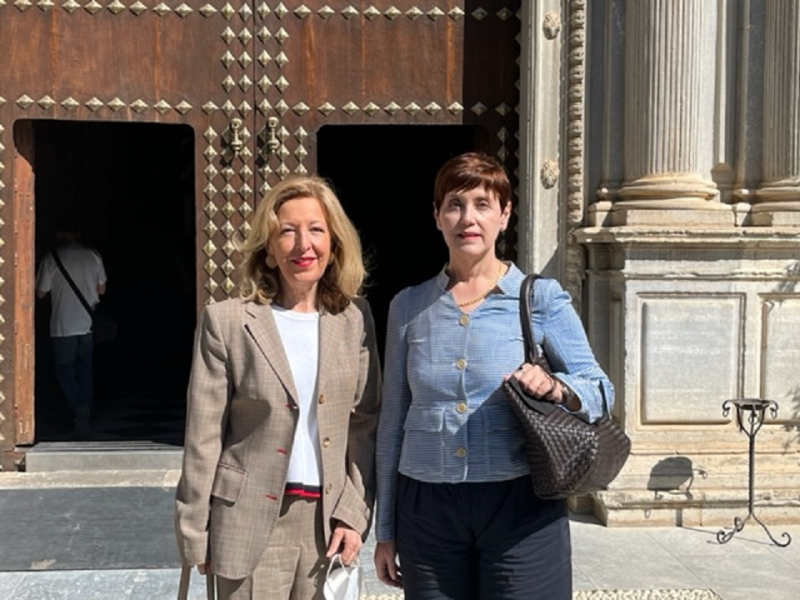 Teresa Millán y la presidenta del Consejo Social de la UGR Teresa Millán junto con la presidenta del Consejo Social de la UGR