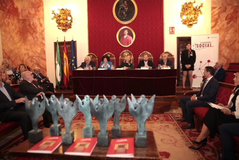 Reforma del Sistema público de pensiones El Consejo de Ministros ha aprobado el Real Decreto-ley de medidas urgentes para la ampliación de derechos de los pensionistas, la reducción de la brecha de género y el establecimiento de un nuevo marco de sostenibilidad del sistema público de pensiones. El texto, fruto de un acuerdo con los sindicatos CCOO y UGT, parte de las recomendaciones del Pacto de Toledo de 2020 y está enmarcado en el Componente 30 del Plan de Recuperación, Transformación y Resiliencia. Con él se culmina la modernización del sistema público de pensiones que refuerza los principios de suficiencia, equidad y sostenibilidad. Las medidas garantizan el poder adquisitivo de todas las pensiones y se establecen subidas adicionales para los pensionistas más vulnerables, refuerza los ingresos del sistema público, especialmente en los años en los que el sistema tiene que soportar un mayor reto demográfico, y diseña un modelo más justo para las personas que han tenido una carrera profesional no lineal, u Premios Consejo Social 2022